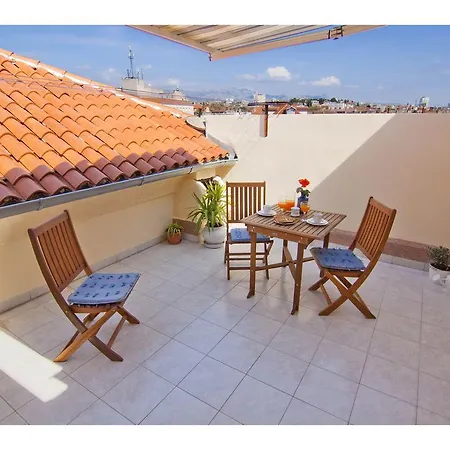 Lux Marmont Terace 2 *