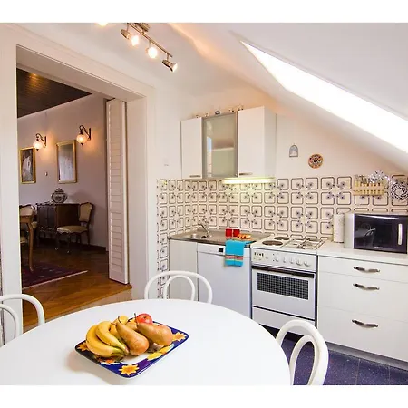 Lux Marmont Terace 2 *